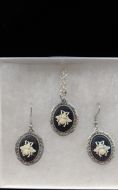 Bee on Black Cameo Gift Set