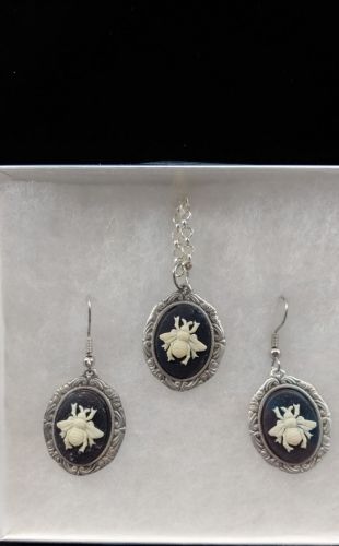 Bee on Black Cameo Gift Set
